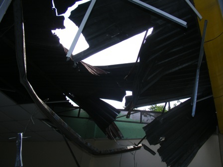 Mái tôn ở trước quán An An bị nồi hơi rời từ trên trời xuống đâm thủng