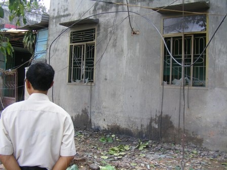 Cửa kính ở các ngôi nhà gần hiện trường vụ nổ bị vỡ tung