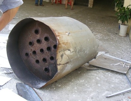 Phần đáy nồi hơi bị xé rách