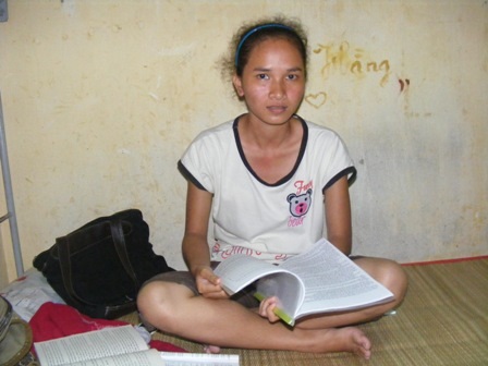 Nữ sinh dân tộc Châu Mạ làm thuê 3 năm góp tiền đi thi đại học