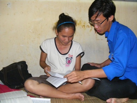 Ka’Duyên được các anh chị sinh viên tình nguyện trường ĐH Đồng Nai giúp đỡ khi về dự thi.