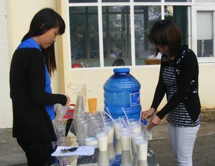 Tất bật chuẩn bị sữa nóng