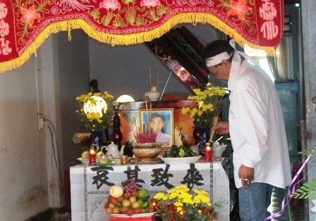 Người thân thắp hương cho bà Nguyễn Thị Ánh Tuyết