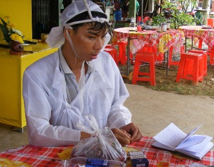 Nguyễn Trung Cường - anh trai của hung thủ và là con của nạn nhân - bần thần kể lại sự việc