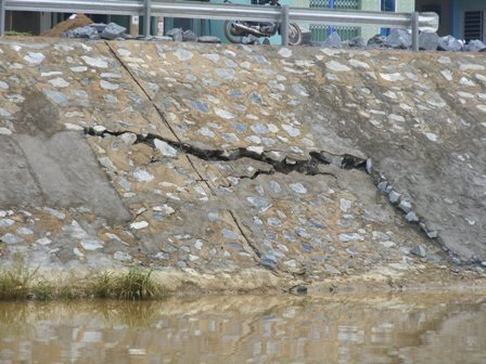 Phần dưới của bờ kè đang bị tuột xuống kênh.