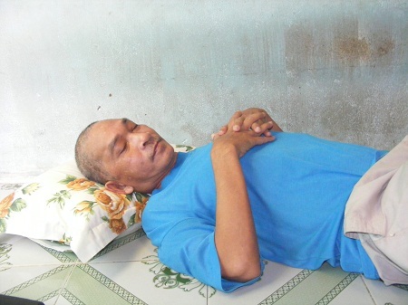 Được phẫu thuật ghép hộp sọ nhưng anh Thái vẫn sống trong cảnh nửa tỉnh nửa mê