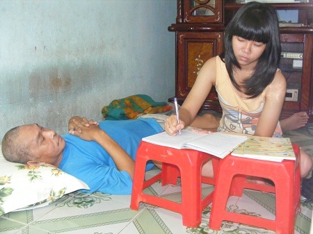 Được phẫu thuật ghép hộp sọ nhưng anh Thái vẫn sống trong cảnh nửa tỉnh nửa mê