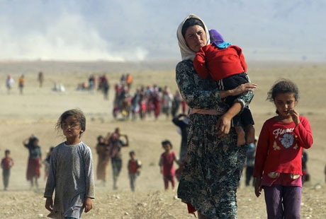 Những sự kiện nổi bật thế giới năm 2014 qua ảnh - 9 Những người tị nạn Yazidi đang rời Sinjar