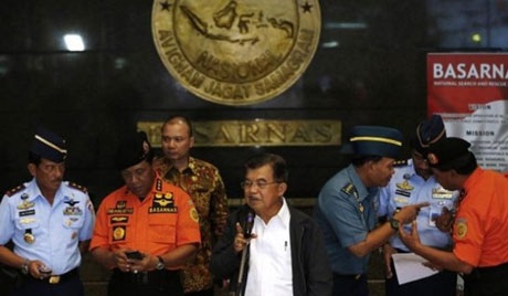 Phó tổng thống Indonesia: Máy bay rơi có thể do thời tiết xấu - 1 Phó Tổng thống Indonesia Jusuf Kalla (giữa) trong cuộc họp báo ngày 29/12