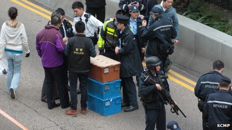 Cảnh sát đang canh giữ 3 thùng tiền lớn tại hiện trường vụ tai nạn