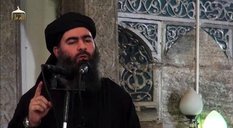 Putin lọt top 10 nhân vật có sức ảnh hưởng lớn nhất năm 2014 - 2 Thủ lĩnh IS Abu Bakr al-Baghdadi trong một bức ảnh cắt ra từ đoạn phim tuyên truyền của tổ chức IS
