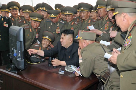 Triều Tiên sập mạng internet ngày thứ 2 liên tiếp - 1 Lãnh đạo Triều Tiên Kim Jong-un cùng các binh sỹ đang sử dụng mạng máy tính (Ảnh minh họa)