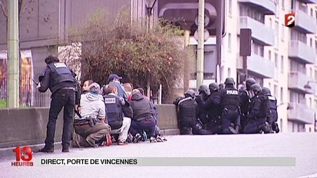 Cảnh sát đang trực chiến bên ngoài hiện trường vụ bắt giữ. (Ảnh: 