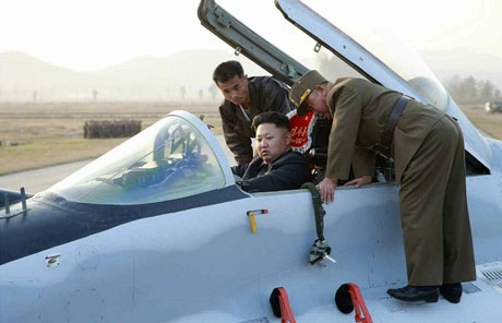 Ông Kim Jong-un hứa xây rạp chiếu phim cho không quân