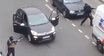 Diễn biến vụ xả súng kinh hoàng tại toà báo Pháp - 1 Các tay súng mặc đồ đen và đội mũ trùm đầu bị chụp ảnh tại hiện trường.