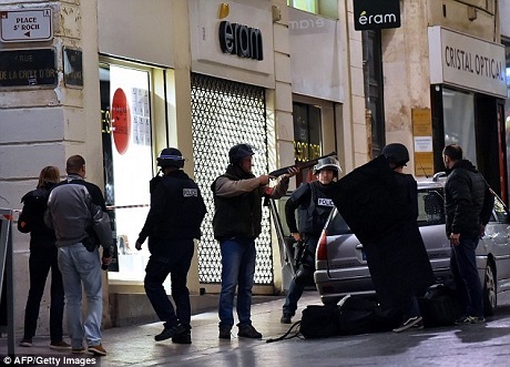 Cảnh sát tiến hành bao vây tiệm nữ trang, nơi kẻ tấn công đang bắt giữ 2 con tin. (Ảnh: AFP)
