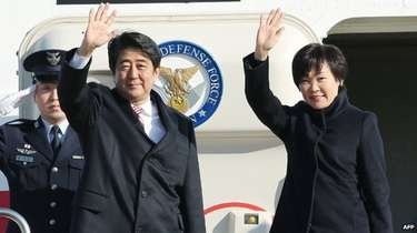 Thủ tướng Shinzo Abe (trái) và phu nhân đang có chuyến công du 6 ngày tại Trung Đông (Ảnh: