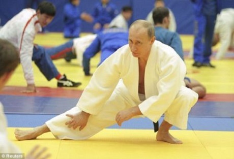 Tại sao ông Putin trở thành "người hùng" ở phương Tây? - 2 Tổng thống Nga Putin trong trang phục võ Judo. Ảnh: Daily Mail