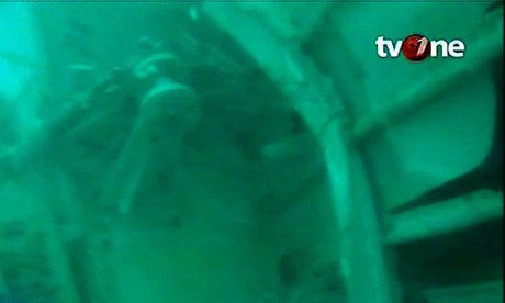 Tìm thấy phần đuôi chứa hộp đen của máy bay AirAsia gặp nạn - 4 Phạm Thoa
