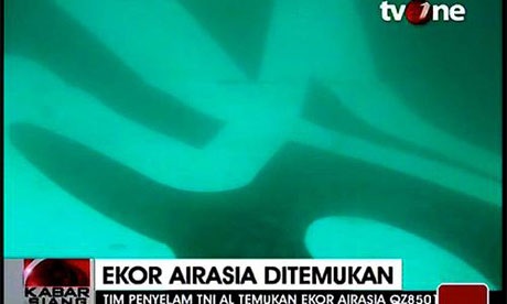 Tìm thấy phần đuôi chứa hộp đen của máy bay AirAsia gặp nạn - 2 Phạm Thoa