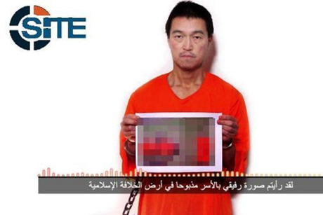 Hình ảnh con tin Kenji Goto trong video mới đăng tải tối 24/1. (Ảnh: 