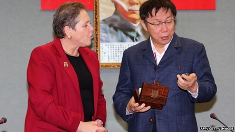 Bộ trưởng Anh xin lỗi vì tặng đồng hồ cho Thị trưởng Đài Loan