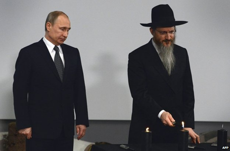 Kỷ niệm 70 năm giải phóng trại tập trung Auschwitz - 5 Tổng thống Nga Vladimir Putin(trái) ngày 27/1 tham dự một lễ tưởng niệm tại Bảo tàng Do Thái