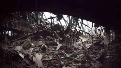 Cảnh tượng hoang tàn sau trận pháo kích ở thành phố cảng Mariupol. (Ảnh: