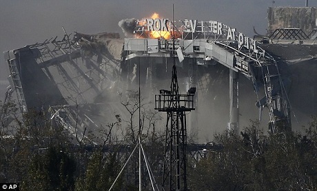 Nga: Ukraine hủy hoại triển vọng đàm phán 4 bên - 1 Một sân bay tại vùng chiến sự Donetsk, miền đông Ukraine, b