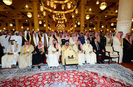 Hàng trăm người đã có mặt trong thánh đường dự lễ cầu nguyện. (Ảnh: 