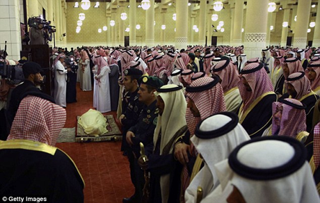 Mọi người yên lặng tưởng niệm tại thánh đường (Ảnh: 