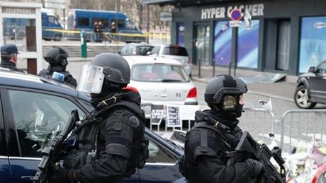 Hiện trường vụ bắt cóc con tin ở một tiệm tạp hóa Do Thái đông Paris do Coulibaly gây ra. (Ảnh: