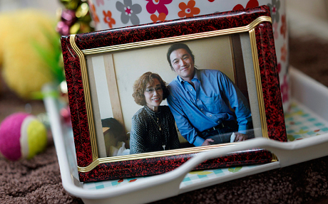 Con tin Kenjo Goto chụp cùng mẹ. (Ảnh: