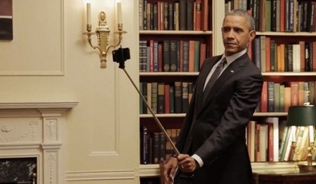 Những hình ảnh vui nhộn của Tổng thống Obama gây "bão" trên mạng - 3 Ông Obam cầm gậy chụp ảnh tự sướng. (Ảnh: