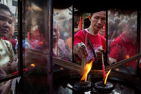 Người dân châu Á náo nức đi chùa đầu năm để cầu may - 8 Người dân địa phương đến một ngôi chùa ở