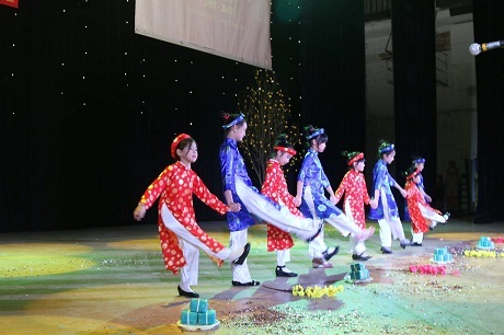 Tết Ất Mùi 2015 của người Việt tại Ulyanovsk, Nga - 4 Các em nhỏ mặc trang phục truyền thống biểu diễn trên sân khấu