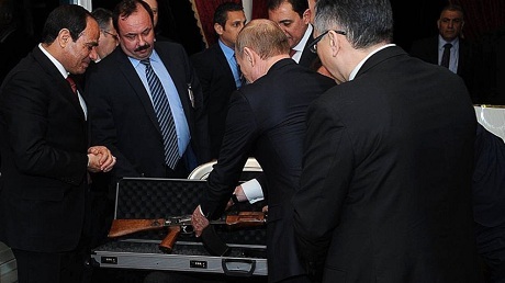 Ông Putin tặng súng AK cho Tổng thống Ai Cập - 1 Tổng thống Putin tặng người đồng cấp Ai Cập một khẩu súng AK. (Ảnh: