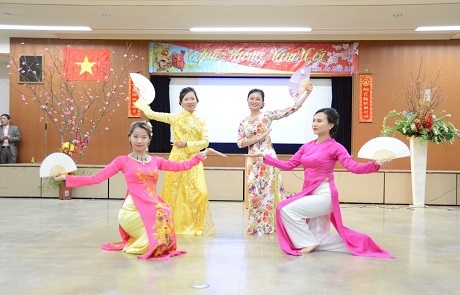 Tiết mục múa áo dài
do các bạn sinh viên trường Đại học Kyushu dàn dựng, biểu diễn.