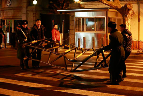 Một rào chắn trước tòa nhà đã được dời đi. (Ảnh: 