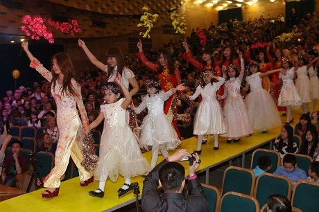 Tết Ất Mùi 2015 của người Việt tại Ulyanovsk, Nga - 1 Một tiết mục văn nghệ trong đêm 12/2