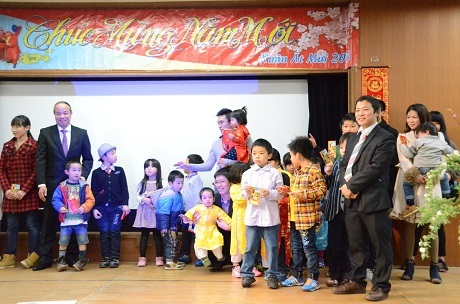 Tiết mục múa áo dài
do các bạn sinh viên trường Đại học Kyushu dàn dựng, biểu diễn.