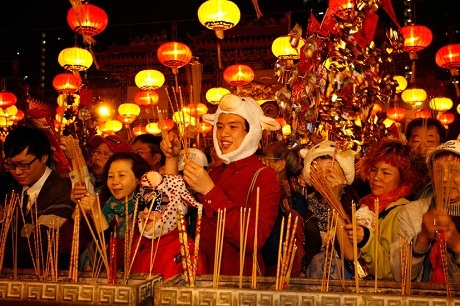 Người dân châu Á náo nức đi chùa đầu năm để cầu may - 10 Những người dân Hồng Kông đến chùa