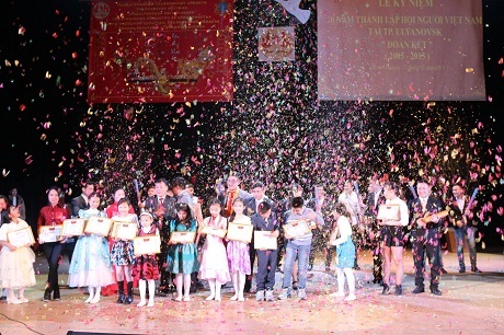 Tết Ất Mùi 2015 của người Việt tại Ulyanovsk, Nga - 5 Các em nhỏ lên nhận phần thưởng