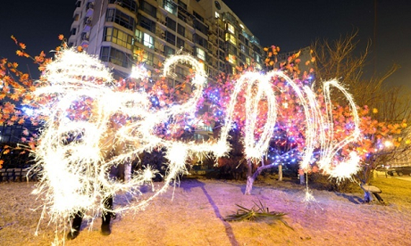 Những con số ấn tượng về Tết âm lịch 2015 ở Trung Quốc - 3 Một người Trung Quốc dùng pháo hoa viết chữ Thìn lên không khí. (Ảnh: