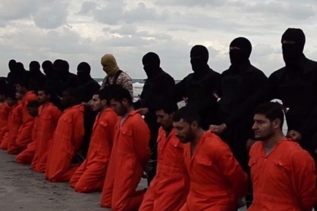 Ai Cập và Libya không kích IS trả thù cho 21 người Cơ đốc giáo - 2 Hình ảnh phiến quân IS hành quyết 21 con tin Ai Cập trong
video. (Ảnh:
