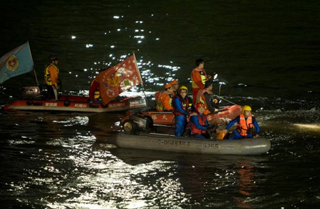 Chính quyền Đài Loan cử các xuồng rà soát đoạn sông 4km để tìm kiếm thi thể. (Ảnh: