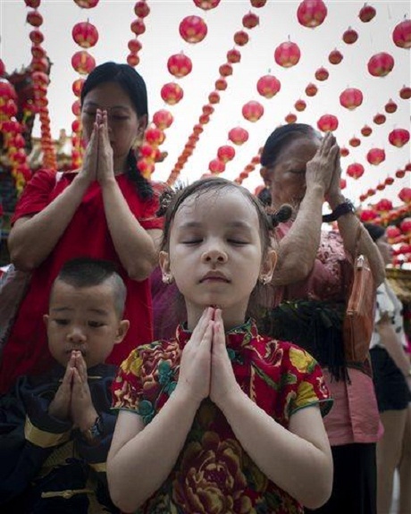 Người dân châu Á náo nức đi chùa đầu năm để cầu may - 6 Trong những ngày đầu tiên của năm mới Ất Mùi, nhiều gia đình tại