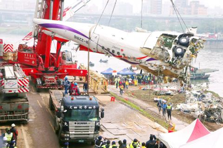 Lực lượng cứu hộ dùng cần trục nâng một phần của chiếc máy bay GE235. (Ảnh: