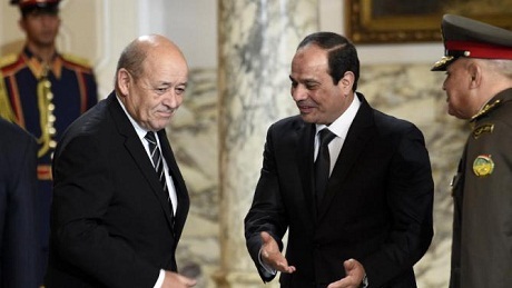 Pháp bán 24 chiến đấu cơ cho Ai Cập chống IS - 1 Bộ trưởng Quốc phòng Pháp Jean-Yves Le Drian (trái) và Tổng thống Ai Cập