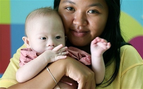 Thái Lan ban hành luật cấm đẻ thuê - 1 Bà
mẹ đẻ thuê người Thái Lan và bé trai mắc bệnh Down không được nhận nuôi. (Ảnh: